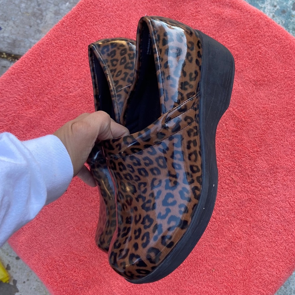 Safe T step comfort clogs cheetah print